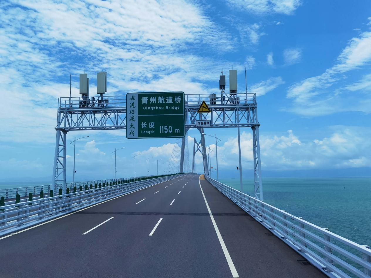 歐保順利參與試鋪香港國際機(jī)場第三主跑道瀝青混凝土基層